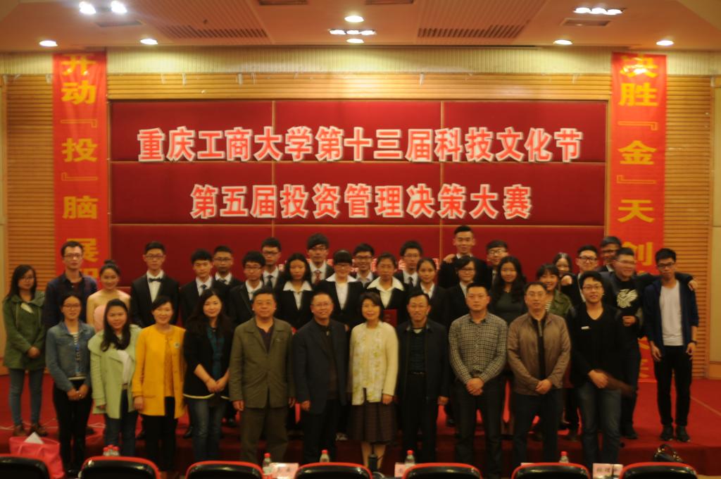 嘉宾评委和选手合影